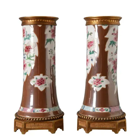 Een paar vazen met verguld bronzen monturen (2) - Capunijner / Famille rose - Porselein - China - Qianlong (1736-1795)