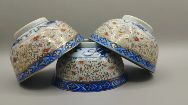 Kommen (13) - Rijst zak - Goud, Keramiek - Bloemen, Swastika - Rice grain pattern - China - Qing Dynastie (1644-1911)