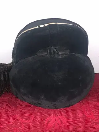 Hoofddeksel (1) - leer en stof - China - Eerste helft 20e eeuw