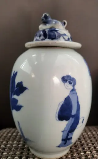 Theebusje (6) - Blauw en wit - Porselein - Jongens, Dames - Leaf Mark - China - Kangxi (1662-1722)