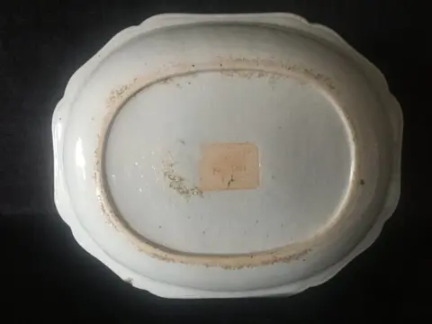 Platter (1) - Porselein - flora domestic - Groot dienblad Porselein blauw en wit China - China - Qianlong (1736-1795)