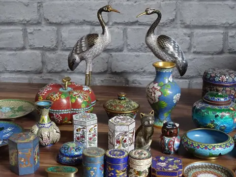 Doos, Figuur/beeld, Vazen (30) - Cloisonné emaille - China - Tweede helft 20e eeuw
