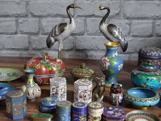 Doos, Figuur/beeld, Vazen (30) - Cloisonné emaille - China - Tweede helft 20e eeuw