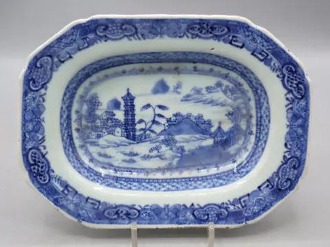 Theebusje, Honingpot en een serveerschaal (3) - Blauw en wit - Porselein - China - 18e eeuw