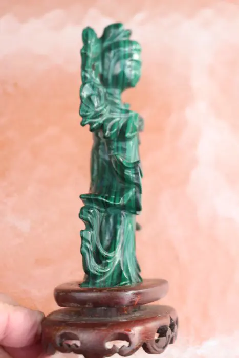 Amulet (1) - Malachiet - Guanyin - Guaniensculptée en malachitesur socle - Azië - Eerste helft 20e eeuw