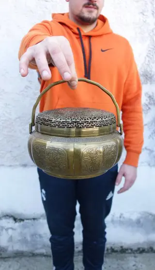 Grote draagbare wierook- of parfumbrander met opengewerkte decoratie van trendy eekhoorn en lotus - Gedeeltelijk verguld koper - China - Republieke periode (1912-1949)