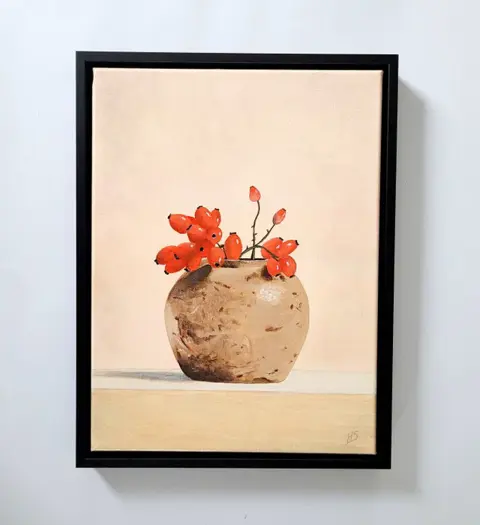 HS (XXI ) - Stilleven met rozenbottels in gemberpot