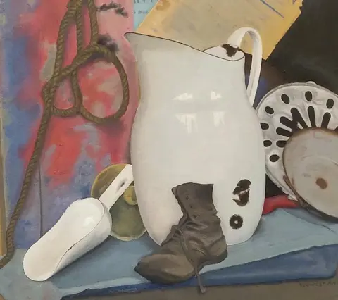 André Verhelst (1947) - Stilleven met emaillen kan, schep, schoen en hangend touw