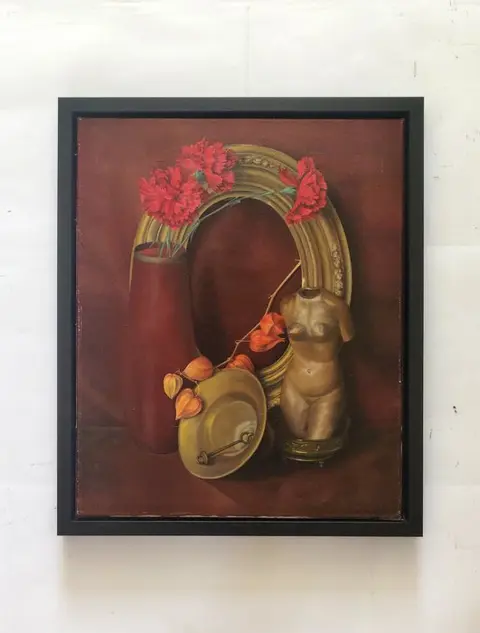 André Verhelst (1947) - Stilleven met bloemen, ronde lijst en beeld