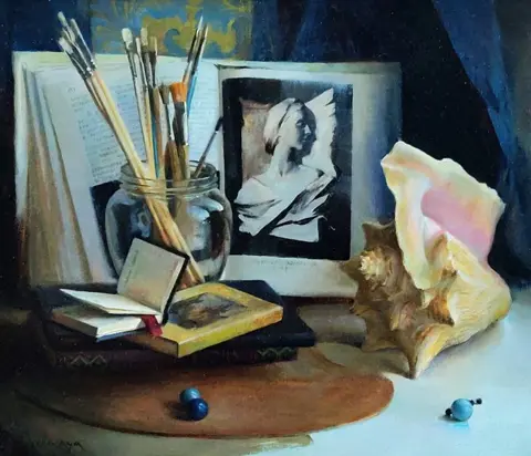 N. Velikaya (XXI) - Stilleven met kwasten, schelp, knikkers en boeken