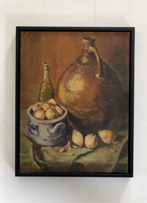 Hollandse school . (XX) - Stilleven met kruik, uien en Keulse pot