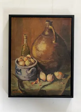 Hollandse school . (XX) - Stilleven met kruik, uien en Keulse pot