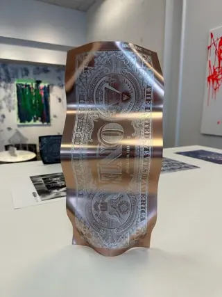 Karl Lagasse (1981) - NEW Sculpture - One Dollar GOLD PINK - Vendu sans prix de réserve.