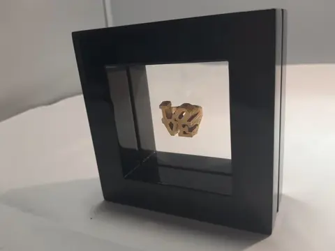Robert Indiana & Charles Revson - LOVEring , originalbrass / gold plated,