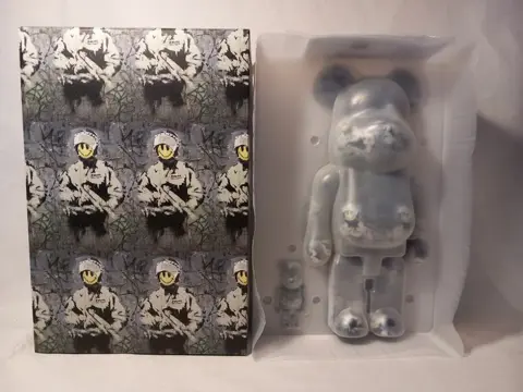 Medicom Toy Be@rbrick - BANKSY Riot Cop Bearbrick 400% + 100%