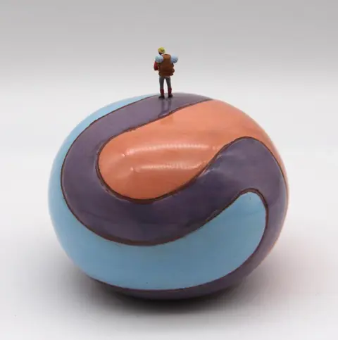 Yannick Le Bloas (1972) - Mini-monde, sur le chemin