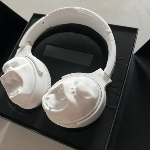 Richard Orlinski (1966) - Headphones King Kong - White (incl box and COA)