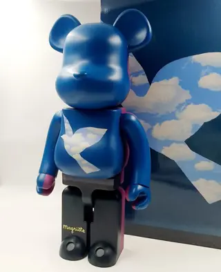 Medicom Toy x René Magrite - Be@rbrick 1000% Bearbrick René Magritte - L'oiseau du ciel / La belle société.