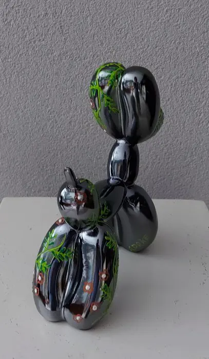 Amanda Dake (1974) - Balloondog Grey green