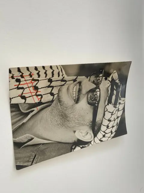 Yasser Arafat - Fotografía de Yasser Arafat en su visita a Cuba, 1974, Firma original. - 1974