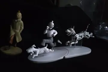Tintin - Figurine Moulinsart hors serie N&B - Tintin en fuite + Figurine - Tintin en trench-coat - (2011/2015)