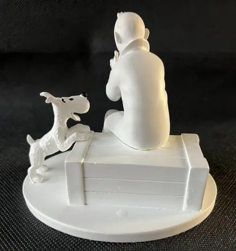 Tintin - Figurine Moulinsart hors série N&B - Tintin prisonnier - le crabe aux pinces d'or - (2015)