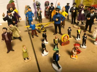 Tintin - Ensemble de 48 figurines + Voiture 1:24 - Le bolide rouge - (années 2000)