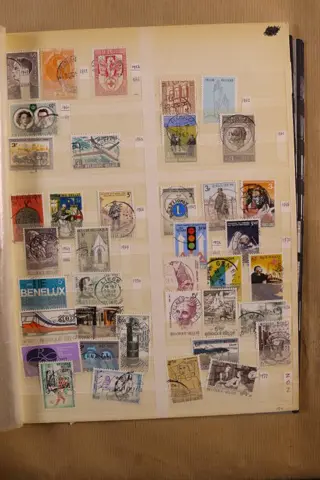 België 1851/2000 - Partij in diverse mappen en 1 Leuchtturm voordrukalbum in doos