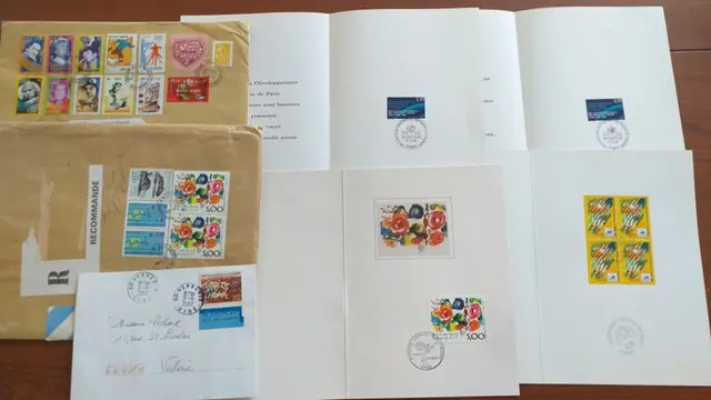 Frankrijk 1965/1980 - FRANCE a lot of more than 500 philatelic souvenir envelopes or inserts or 1st days
