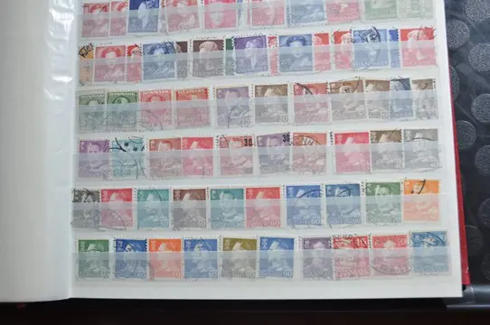 Wereld - Partij met verschillende landen in een stapel stockboeken