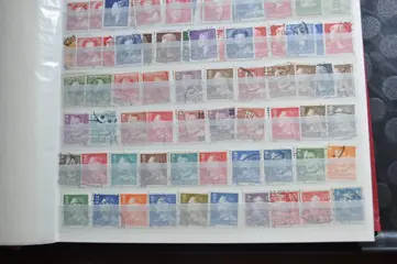 Wereld - Partij met verschillende landen in een stapel stockboeken