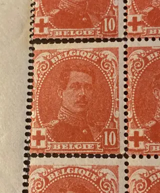 België 1914 - Albert I in klein medailllon : 10c rood in veldeel van 8 met foutieve tanding - OBP/COB 130 met DUBBELE PERFORATIE
