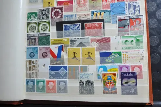 Nederland en Overzeese Rijksdelen - Partij in diverse stockboeken en 2 DAVO cristal albums met cassette