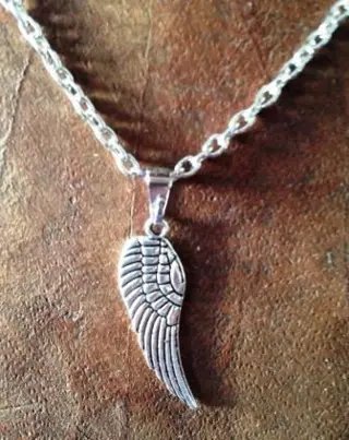 Verzilverde vleugel aan ketting