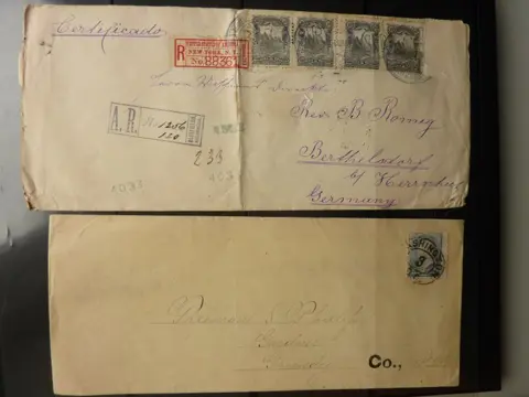 Verenigde Staten van Amerika - Map met verzameling klassieke enveloppen en briefkaarten.