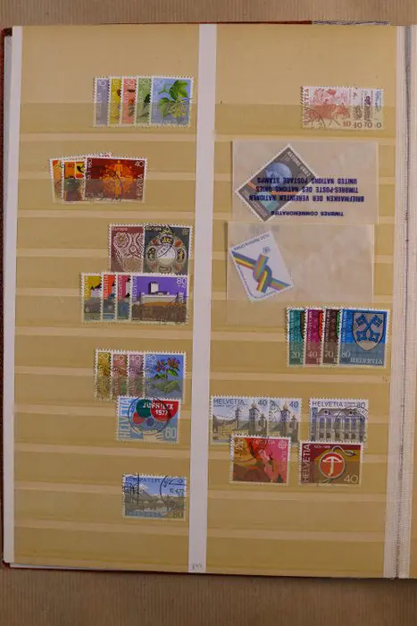 Wereld 1872/2012 - Partij in 15 stockboeken + los in doosjes in verhuisdoos