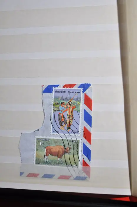 Wereld - Partij met verschillende landen in een stapel stockboeken