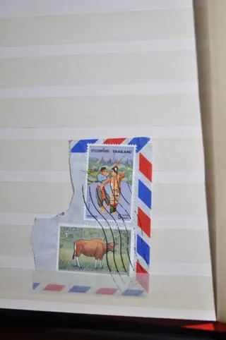Wereld - Partij met verschillende landen in een stapel stockboeken