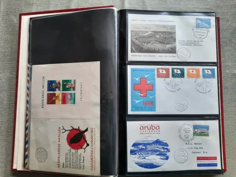 Suriname, Antillen, Aruba en Nieuw Guinea 1955/1984 - Verzameling FDC's en covers Filatelistische Jubilea in 4 albums