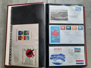 Suriname, Antillen, Aruba en Nieuw Guinea 1955/1984 - Verzameling FDC's en covers Filatelistische Jubilea in 4 albums