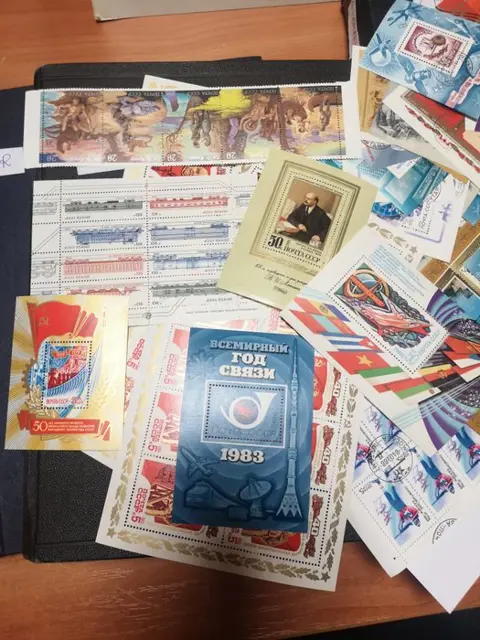 Wereld - 4 albums and batch of blocks. Russia,Bulgaria,Germany. A few thousand stamps, 5,4 kg. - Michel