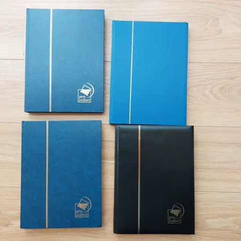 Stockbooks - 4 zwart bladige insteekboeken met 32 pagina's. Gebruikt echter in goede staat