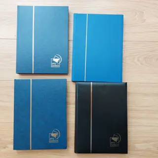 Stockbooks - 4 zwart bladige insteekboeken met 32 pagina's. Gebruikt echter in goede staat