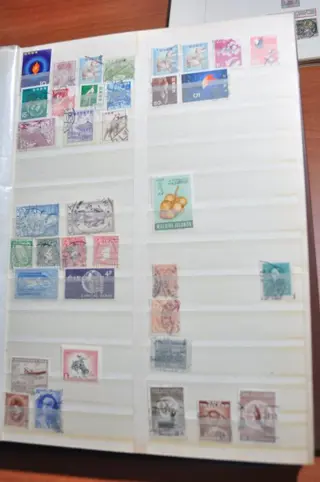 Wereld - Uitzoekpartij in een stapel stockboeken en een Album