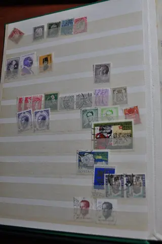 Wereld - Partij met verschillende landen in een stapel stockboeken