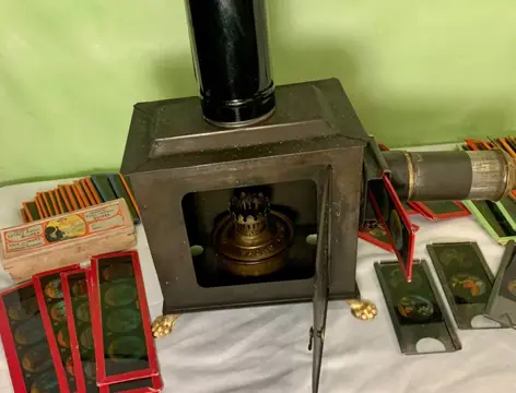 Laterna Magica + ca. 60 Glasplatten mitRaritäten wie Militär, Zeppelin oder bewegliche Bilder., Gute Funktion.