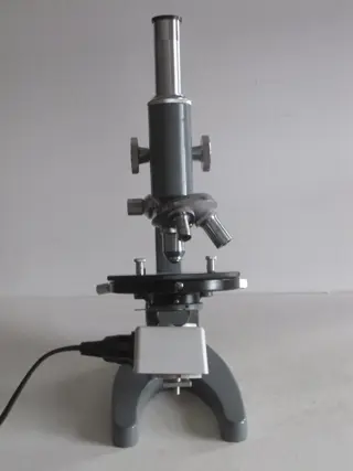 Euromex, Arnhem - Zesvoudige studie- en ziekenhuis-microscoop L-101 met Lomo/Zeis-lenzen en 900x vergroting