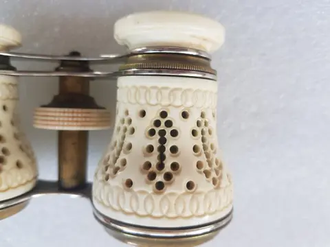 Mooie ivoren of been en koperen toneelkijker