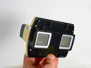 Stereoclic Bruguiere viewer met bijzondere kaarten van oud cruiseschip, Oost Berlijn, Monaco aquarium en meer