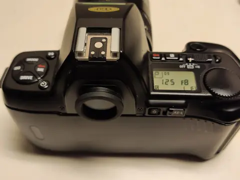 Nikon F-801 + 28-85mm F3.5/4 + 70-210mm F4-5.6 + Blitz SB 24 + Acc.